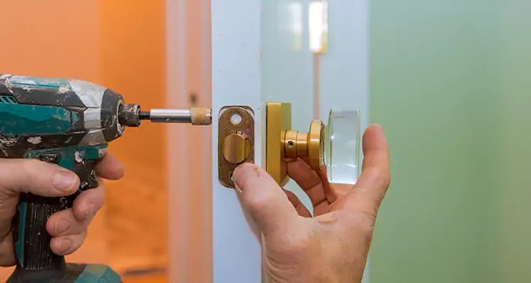 Broken Door Knob Fix in Coral Springs, FL